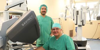 Spezialisten für robotische Chirurgie: Firas Oliver Khayat-Noucco (hinten) und Dr. Dimitrios Skambas