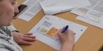 Schülerin am Tisch Schülerin am Tisch