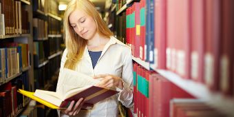 Unsere Bibliothek ist auch für dich da ATA-Auszubildende liest in unserer Bibliothek