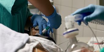 Ein Anästhesietechnischer Assistent verabreicht einem Patienten ein Schlafmittel Einem narkotisiertem Patienten wird von einem Anästhesietechnischen Assistenten ein Schlafmittel verabreicht