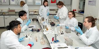 Unsere Azubis lernen Blutgruppenbestimmung bzg-hh-mtla-aufgabengebiet