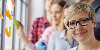 Als OTA hast du viele Möglichkeiten Ausgebildete OTA mit Kollegen beim Meeting