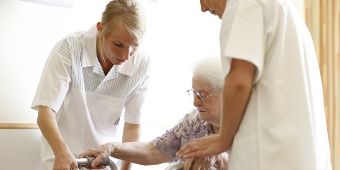 Zwei Pflegerinnen mit Patientin