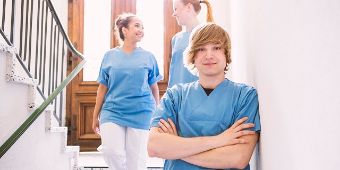 Auszubildende für Gesundheits- und Krankenpflege Drei Schüler für Gesundheitsberufe im Bildungszentrum