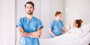Zwei Schüler für Gesundheitsberufe in einem Patientenzimmer