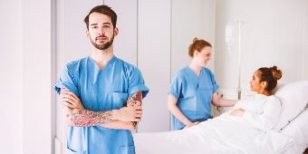 Auszubildende für Gesundheits- und Krankenpflege Zwei Schüler für Gesundheitsberufe in einem Patientenzimmer