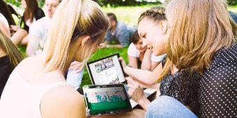 Schüler mit Tablet Bild: Schüler mit Tablet