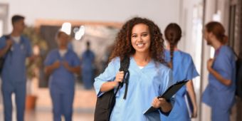 Pflegekraft mit Rucksack