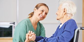 Pflegerin mit Patientin im Rollstuhl Pflegerin mit Patientin im Rollstuhl