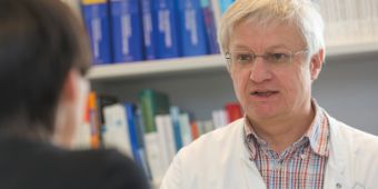 Dr. Pronath Patient Bild: Dr. Pronath im Patientengespräch