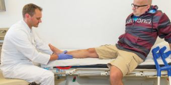 Unfallchirurgie Untersuchung Bild: Nachbehandlung einer Verletzung