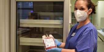 Desirée Decking-Ott vor dem fast leeren Schrank mit Blutkonserven im Labor der Klinik