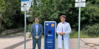 Andreas Neumann (links) und der Ärztliche Direktor der Klinik, Dr. Josef Zäch bei der E-Ladesäule mit zwei Anschlüssen. 