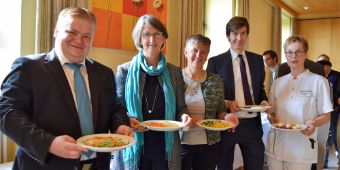 Paula Loibl, Felix Rauschek, Maria Steger, Dr. Susanne Plank und Thomas Gesche waren überzeugten sich von der Qualität der Speisen in der Asklepios Klinik im Städtedreieck (v.r.)