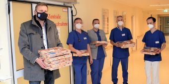 Rudolf Seidl überrascht das Team der Notaufnahme mit frischen Pizzen.