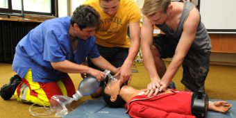 Reanimationstraining Schüler Schüler üben Reanimation