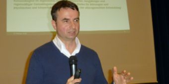 Chefarzt beim Vortrag