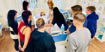 zukünftige Pflegefachkräfte üben für ihre Arbeit am Patientenbett zukünftige Pflegefachkräfte üben für ihre Arbeit am Patientenbett
