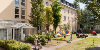 Katharinenstift Eingang Auromed am Schlosspark Eingang