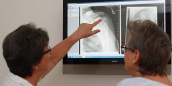 Cordula Gutzke (l.) und eine Mitarbeiterin schauen sich ein Röntgenbild an.