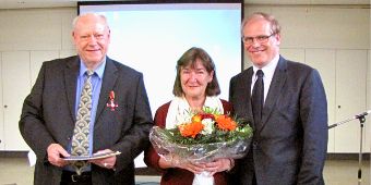 Bild: Prof. Sachsse und seine Frau Margit, Landrat Bernhard Reuter