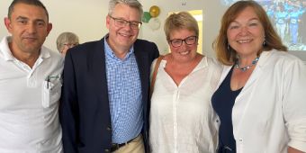 AdelheidAbschied2 Adelheid May, (r.) mit ihrer früheren Kollegin Christina Weber, daneben die Harzkliniken-Chefärzte Prof. Dr. med. Thomas Wittlinger (Kardiologie) und Sharif Daudi (Gastroenterologie, Hepatologie, Nephrologie)