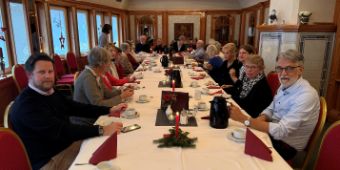 die Grünen Damen und Herren bei der Weihnachtsfeier in Goslar mit Dorian Denner, Klinikmanager der Asklepios Harzkliniken (l. vorne) 