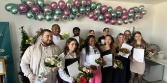 In feierlichem Rahmen verabschiedete das Asklepios Bildungszentrum Harz (BIZ) an den Standorten Seesen und Goslar insgesamt 16 Absolventinnen und Absolventen der Pflegeausbildung. Zahlreiche Mitarbeitende, Kolleginnen und Kollegen sowie Familien und Freunde nahmen an den Examensfeiern teil und würdigten gemeinsam die Leistungen der Auszubildenden.