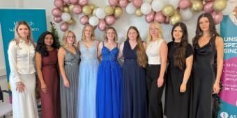 eun junge Frauen haben am Asklepios Bildungszentrum Harz erfolgreich ihre dreijährige Ausbildung zur Pflegefachfrau abgeschlossen.