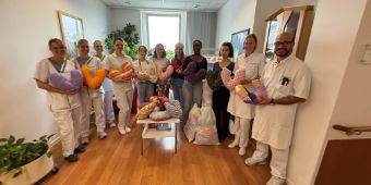 HerzkissenspendeSchule Schülerinnen und Lehrerinnen des Robert-Koch-Gymnasiums in Clausthal-Zellerfeld überreichen Mitarbeitenden des Asklepios Harzkliniken die selbst genähten Herzkissen für die Brustkrebs-Patient:innen – rechts Ahmed Zidan, Chefarzt der Klinik für Frauenheilkunde und Geburtshilfe der Asklepios Harzkliniken, daneben Dr. med. Larissa Henze, Ärztliche Direktorin der Asklepios Harzkliniken