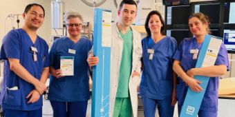 KabelloserHerzschrittmacher Das Bild zeigt Dr.med. Halit Popi (Mitte), Oberarzt der Kardiologie der Asklepios Harzkliniken, und sein Team, mit dem Kabellosen Herzschrittmacher
