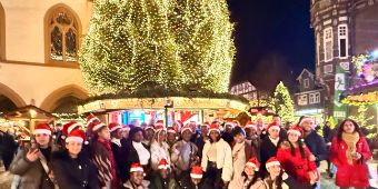 Mitarbeitende der Asklepios Harzkliniken und der Asklepios Klinik Schildautal in Seesen haben sich zu einer besonderen After-Work-Lounge getroffen – sie feierten gemeinsam auf dem Goslarer Weihnachtsmarkt. Die Veranstaltung stand ganz im Zeichen der gelebten Vielfalt und des interkulturellen Miteinanders, das die Teams an den Asklepios-Standorten der Region Harz prägt.
