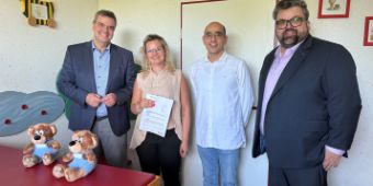 Ehre für das Asklepios-Engagement: Dr. Alexander Saipa, Landrat  des Landkreises Goslar,  besuchte  die Kinderarztpraxis im Asklepios MVZ in Goslar. Mit 50.000 Euro fördert die Kreisverwaltung die Übernahme der Praxis für Kinder- und Jugendmedizin durch das Asklepios MVZ Harz. Kinder- und Jugendmediziner ist dort seit Mai 2025  Dr. med. Alan Hasan. Florian Nachtwey, Geschäftsführer des Asklepios MVZ, sowie dessen kaufmännische Leitung des MVZ, Sophia Arbogast, dankten für die Förderung.    
