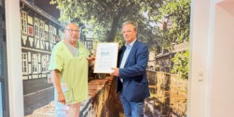 Preisträger Hauke Lorenz (rechts) und Ralf Nehmzow, Sprecher der Asklepios Region Harz, der ihm die Klinik-Ass-Urkunde überreichte. 