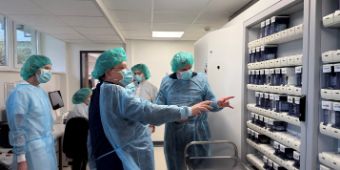 Niedersachsens Gesundheitsminister Dr. Andreas Philippi besuchte die Asklepios Harzklinik in Goslar, um sich vor Ort über zentrale medizinische und organisatorische Bereiche zu informieren. Florian Nachtwey, Regionalgeschäftsführer der Asklepios Region Harz, und Dr. med. Larissa Henze, Ärztliche Direktorin der Asklepios Harzkliniken, begleiteten den Besuch, mit dabei war auch der Landrat des Landkreises Goslar, Dr. Alexander Saipa. Das Bild zeigt den Minister beim Besuch von "Unit Dose" in der Apotheke