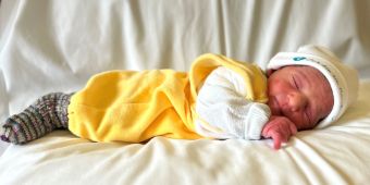 Das erste Baby des neuen Jahres im Landkreis Goslar heißt Nur Ligua. Das Mädchen kam am Neujahrsmorgen um 7:32 Uhr zur Welt. Bei der Geburt wog es 2680 Gramm, war 49 Zentimeter groß und hatte einen Kopfumfang von 34 Zentimetern. Die Geburt verlief ohne Komplikationen. Mutter und Kind sind wohlauf.