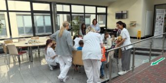 Pasitag2025B Welt-Tag der Patientensicherheit: In der Asklepios Harzklinik in Goslar, wo es auch eine Geburtsklinik und eine Wochenstation gibt, ging es schwerpunktmäßig um Informationen zur sicheren Versorgung von Neugeborenen und Kindern, denn – so das Motto der WHO – „ein gesundes Kind ist die beste Voraussetzung für ein gesundes Leben“. Ein besonderes Highlight war die Beteiligung der Kindertagesstätte St. Georg in Goslar: Kinder brachten sich spielerisch in Mitmach-Aktionen ein und machten so deutlich, dass Sicherheitsbewusstsein bereits früh beginnen kann, beispielsweise Handhygiene. An verschiedenen Stationen erklärten Fachkräfte praxisnah, wie Risiken im Klinikalltag minimiert und Abläufe für Patient:innen noch sicherer gestaltet werden können.