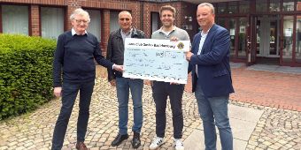 Trafen sich in Goslar zur symbolischen Spendenübergabe:  v.l. Stefan Scheele, stellvertretender Landrat des Landkreises Goslar,  Dr. med.  Klaus-Dieter John, Gründer des Armenhospitals in Peru, Lions-Mitglied und Unternehmer Dominik Werner, sowie Ralf Nehmzow, Asklepios-Sprecher Region Harz 