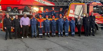 die Mitarbeitenden der Harzkliniken zeigen erneut Herz: Unter dem Motto: „Die paar Cent“ verzichten Kolleginnen und Kollegen der Asklepios Harzkliniken auf die Restbeträge von ihrem Gehalt nach dem Komma, die dann an gemeinnützige Organisationen gespendet werden. So kamen dieses Mal bei der Aktion 289,93 Euro zusammen - die Geschäftsführung erhöhte diesen Betrag auf insgesamt 600 Euro. Die Spende kommt nun der Jugendfeuerwehr Goslar zugute. Auf dem Bild: Mitglieder der Jugendfeuerwehr Goslar, zusammen mit Florian Nachtwey, Asklepios Regionalgeschäftsführer der Region Harz (3.v.l.) und Karin Hille, Betriebsratsvorsitzende der Asklepios Harzkliniken (2. V. rechts)   
