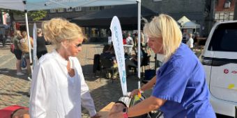 Schwerdtnerbesuch Goslars Oberbürgermeisterin Urte Schwerdtner informierte sich beim Präventionstag unlängst am Stand der Asklepios Harzkliniken über Reanimationstraining für Laien, rechts Marion Kruse, Fachschwester für Anästhesie und Intensivmedizin der Asklepios Harzkliniken
