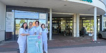 Das Foto zeigt Mitarbeitende vor der Asklepios Harzklinik Goslar, mit dem Foto-Aufsteller für die Speeddating-Tage am 8. Und 9. Mai.