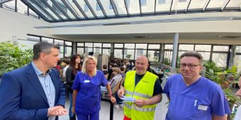 Stayalive2 - Das Gruppenbild zeigt: v. l. Landrat Dr. Alexander Saipa, Marion Kruse, Fachschwester für Anästhesie und Intensivmedizin der Asklepios Harzkliniken, Stay-alive-Projektleiter Stefan Kruse, sowie Dr. med Jürgen Kluth, Chefarzt der Zentralen Notaufnahme der Asklepios Harzkliniken