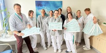 Zum Internationalen Tag der Pflege am 12. Mai setzen die Geschäftsführung und die Pflegedirektion ein besonderes Zeichen der Anerkennung und Wertschätzung: Alle Stationen und Teams der Asklepios Harzkliniken an den Standorten Bad Harzburg und Goslar sowie der Asklepios Klinik Schildautal in Seesen erhalten einen finanziellen Beitrag für ein gemeinsames Team-Event geschenkt. Die Teamleitungen bekamen einen symbolischen Scheck. Die Höhe des Betrags richtet sich nach der Anzahl der Mitarbeitenden im jeweiligen Team, insgesamt sind es knapp 10.000 Euro. Asklepios Harzkliniken-Pflegemanagerinnen Marika Strube, Amanda Körber und Harzkliniken-Klinikmanager Dorian Denner überreichten die Geldgeschenke in den Harzkliniken, Annett Dziuba, Pflegedirektorin in der Schildautal-Klinik Seesen, und die dortige Pflegebereichsleitungen Regina Wand und Thomas Achtelik taten dies in der Asklepios Klinik in Seesen. 