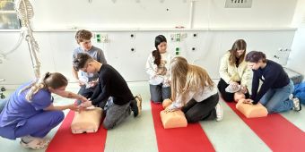 Großer Andrang und Begeisterung beim Ausflug in die Praxis: Anlässlich des „Zukunftstags“  informierten sich Schülerinnen und Schüler in den Asklepios Kliniken der Region Harz vor Ort über den Alltag in einem Krankenhaus sowie über die unterschiedlichen Berufe und deren Ausbildungswege in den Kliniken. In der Asklepios Harzklinik Goslar durften Schülerinnen und Schüler ab zwölf Jahren den Klinik-Alltag hautnah miterleben, dabei bekamen sie Einblicke hinter den Kulissen. Beispielsweise stellten Mitarbeitende der Zentralen Notaufnahme und der Physiotherapie ihre Arbeit vor, die jungen Leute lernten etwas über den Ablauf von Operationen und über Sonographie oder Reanimation für Laien (Hier auf dem Bild).  