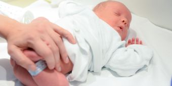 Babylotsen Baby beim Wickeln in der Geburtshilfe