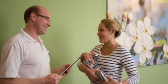 Kinderklinik-Neonatologie Kinderarzt-mit-Mutter