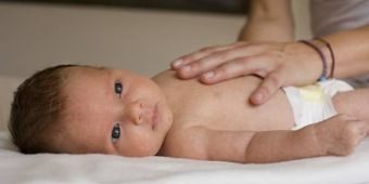 Osteopathischer-Check-up Baby wird nach der Geburt behandelt