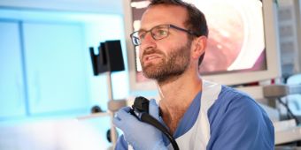 Arzt hält Endoskop für eine Spieglung