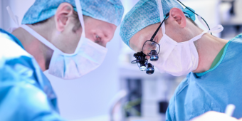 OP-Team HNO zwei Ärzte während der Operation