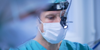 Operation eines Kopf-Halz-Tumors